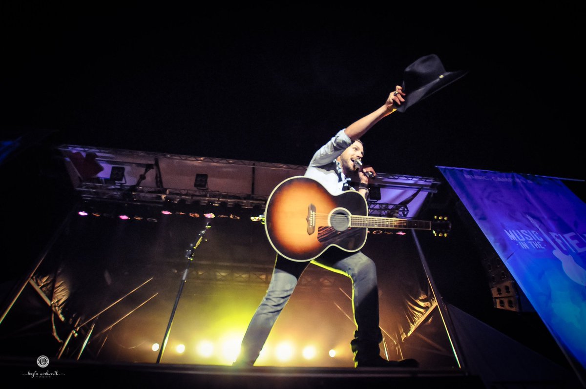 SoundCheckBlg's tweet photo. The man of the hour... the man of the night.. maybe even the man of the weekend 🤷♀️ .. Mr. @BrettKissel has the @LucknowsMITF crowd going nuts! 📸: @kayyerin
.
.
#WeLoveLive #music #lucknow #mitf2018 #lucknowmusicinthefields #brettkissel https://t.co/HUGAd6TWed