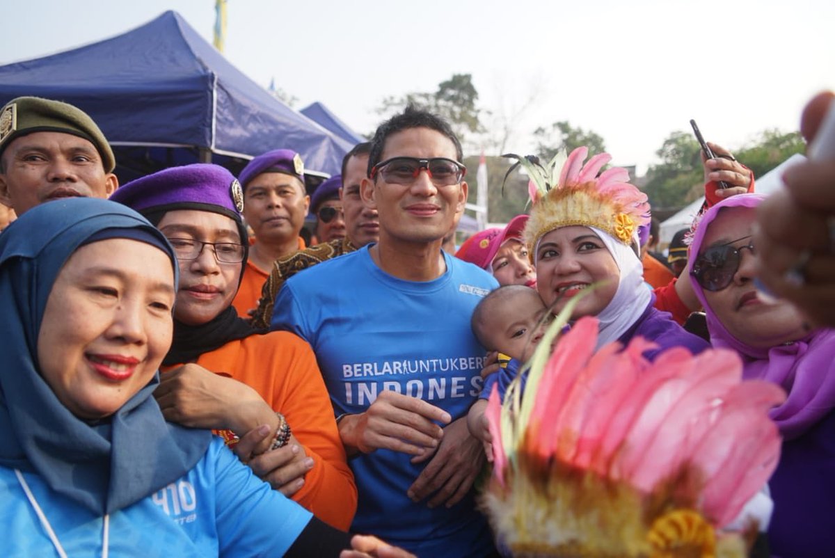 sandiuno's tweet photo. Bersama teman-teman dari komunitas Jakarta Berlari, kita lari pagi menyusuri pinggiran Kali Ciliwung. Tidak hanya ingin mensosialisasikan gaya hidup sehat, tetapi kita juga ingin mengajak masyarakat yang tinggal di sekitar sini untuk selalu menjaga kebersihan Kali Ciliwung. https://t.co/1OdXyD15V4