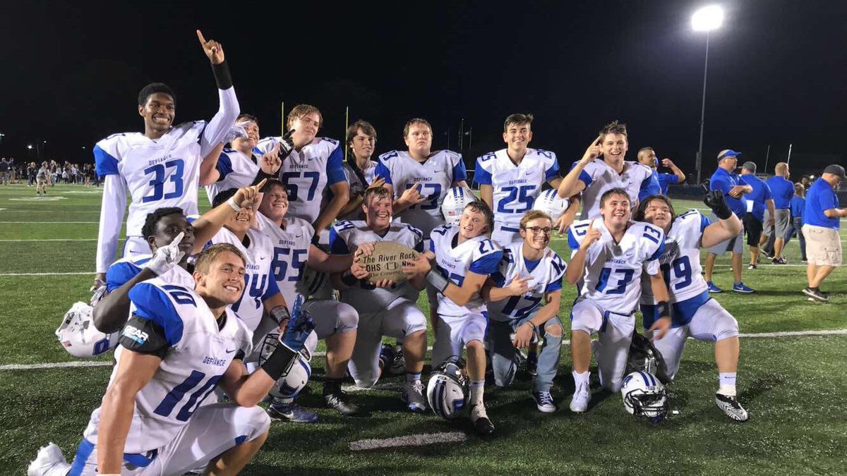 defistudents_'s tweet image. So proud of the boys and how they played tonight!! #webeatnapoleon !!!! 💙🏈