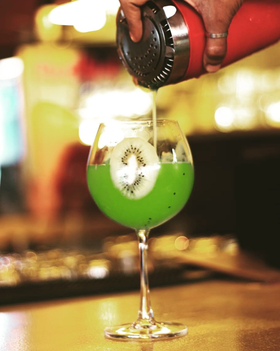 thefattybaomum's tweet photo. Weekend feel good therapy at The Fatty Bao trying our Signature Cocktail 'Double Jade' prepared with gin blended and flavoured with kiwi, khus and Kaffir lime! #Bandra
*
Follow @thefattybaomum for more!
*
#doublejade #food #instagood #drinks #instafood #music #Bandra #Mumbai https://t.co/xCUGv2L4qZ