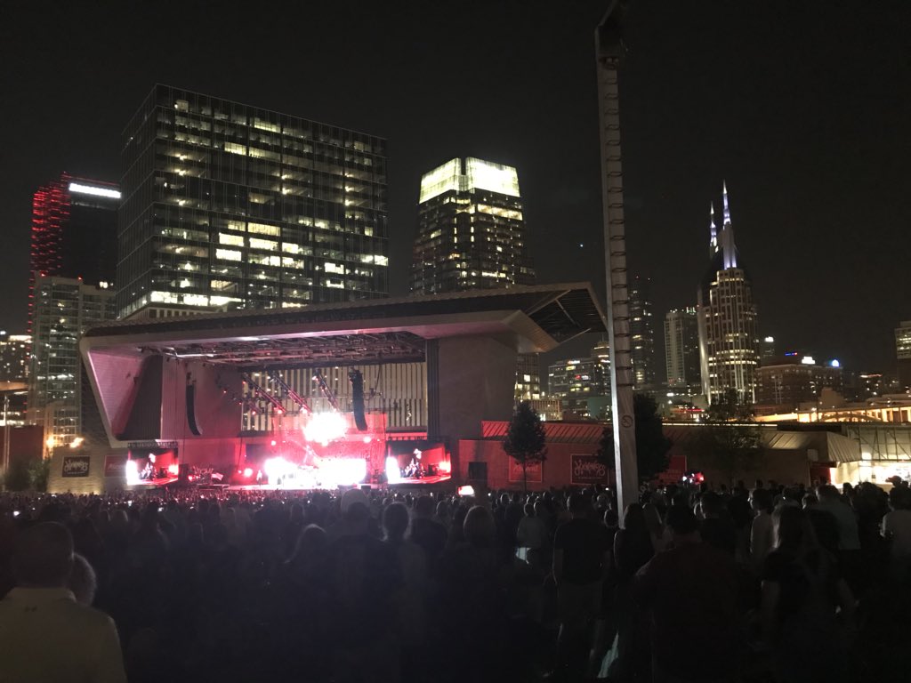 #3doorsdown killing it in Smashville!