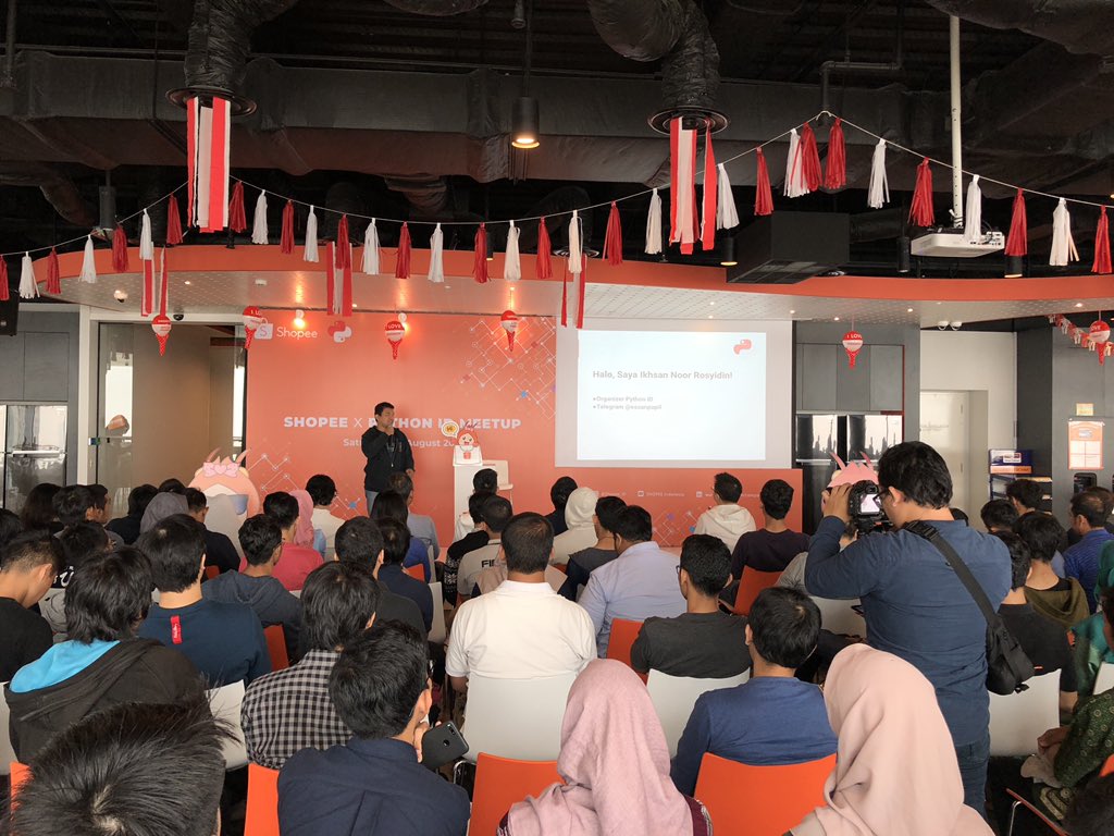 id_python's tweet image. sekarang @essanpupil memperkenalkan Python ID dan mengajak volunteer untuk berkontribusi untuk revitalisasi website python.or.id #ShopeeID #PythonID