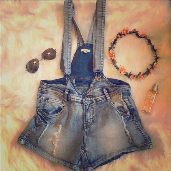 CharminKelly's tweet photo. So good I had to share! Check out all the items I'm loving on @Poshmarkapp #poshmark #fashion #style #shopmycloset #chiqle #verty: https://t.co/l4UOThIxVl https://t.co/PEHwY0yKeK
