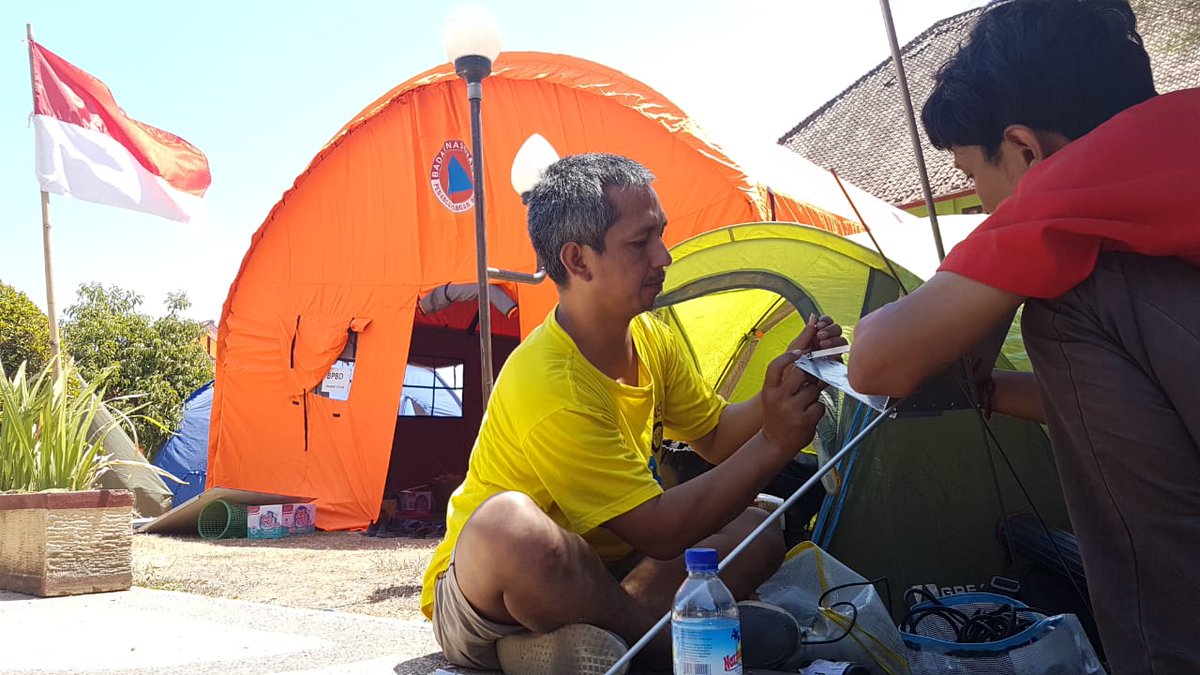 budhihermanto's tweet photo. Kawan-kawan @JRKIndonesia @Sinam_MS dkk sedang jd relawan kemanusiaan di Lombok. Mereka bangun stasiun radio darurat  sebagi media informasi bagi para pihak disana. #LombokBangkit #lombokbangunkembali #LombokBangkitKembali https://t.co/a7sGLUvPB3