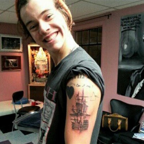 SimplyCharlie_'s tweet photo. The tattoo artist that tattooed Harry on the Late Late Show has passed away #RIPIsaiah (I believe he also did Harry’s ship tattoo) https://t.co/VetpiCmFze