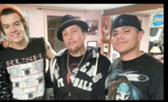 SimplyCharlie_'s tweet photo. The tattoo artist that tattooed Harry on the Late Late Show has passed away #RIPIsaiah (I believe he also did Harry’s ship tattoo) https://t.co/VetpiCmFze