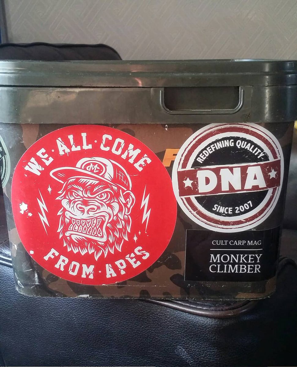 BowyerNez's tweet photo. @mark_pitchers now thats carpy. Need some more stickers tho 👍. @DNABaitsUK https://t.co/Vk2OZYgjE7