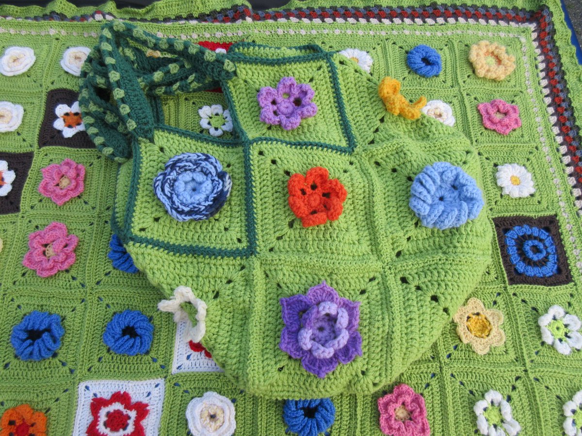 Catalyzator's tweet photo. Made this flowerblanket #DropsAlong some years ago in double #DropsFabel and then i made a bag with the same flowers and the DROPS/175/17 pattern in wool planning to felt it but have not done yet . . . #crocheting #DROPSyarn - @Garnstudio #gimmesomedropsyarn i'm a #dropsfan https://t.co/rqICoOLyQt