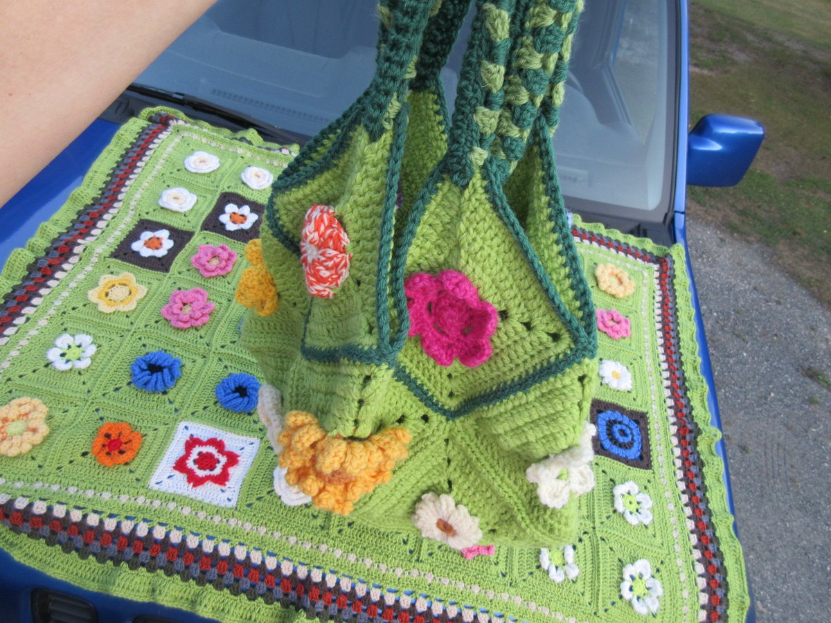 Catalyzator's tweet photo. Made this flowerblanket #DropsAlong some years ago in double #DropsFabel and then i made a bag with the same flowers and the DROPS/175/17 pattern in wool planning to felt it but have not done yet . . . #crocheting #DROPSyarn - @Garnstudio #gimmesomedropsyarn i'm a #dropsfan https://t.co/rqICoOLyQt