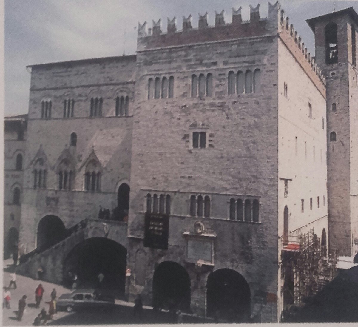 GREENtraces3A's tweet photo. A #Todi si trova il #PalazzodelPopolo realizzato in forme lombarde e restaurato alla fine del secolo scorso. E' unito da una scalinata al #PalazzodelPodestà del 1291, porticato al piano terra. #scopriamolUmbria https://t.co/j3oKQVwd47