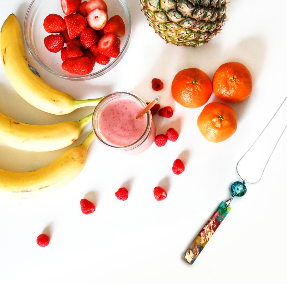 shinyque's tweet photo. Two things that I always do before going out.
Make a fast and simple homemade smoothie and choose carefully my accessories! 
.

How do you start your day?
.

#momtreat #momtime #smoothies #pinksmoothie #healthylifestyle #mytimeout #tempolibero #vitasana  #polymerclaycreations https://t.co/a1tcdazajo