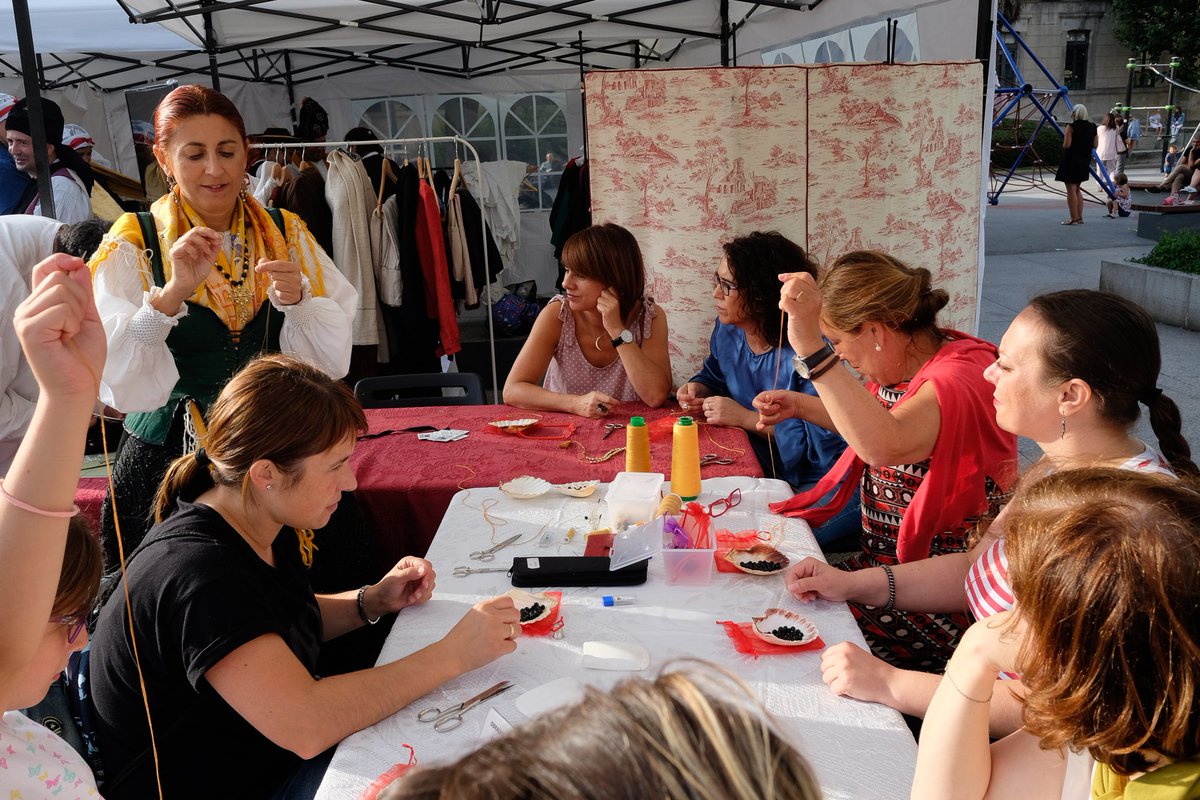Galería | A praza de Pontevedra acolleu onte a carpa 'O traxe vai á rúa' sobre o traxe tradicional que amenizou Brindareira. Nela houbo un roupeiro, photocall, obradoiros e un desfile polos comercios da cidade que expoñen estes días outros traxes. ow.ly/tys930lydK2