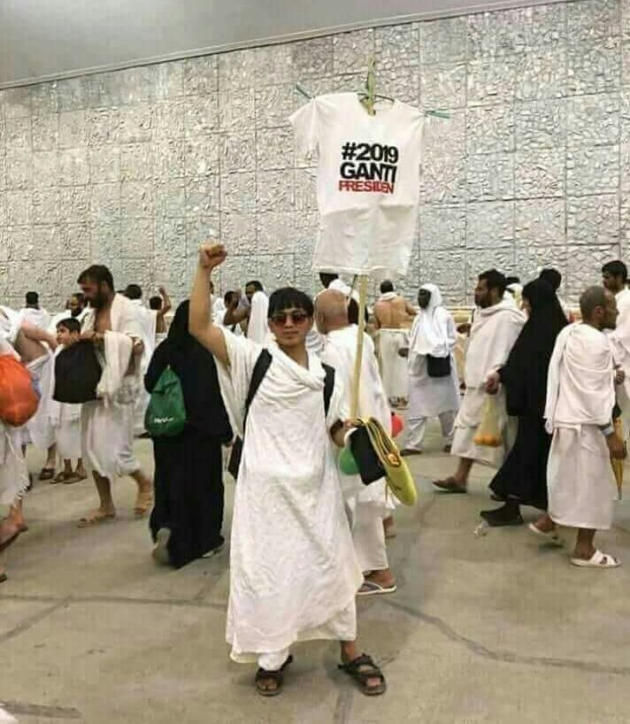 JDirja's tweet photo. Satu contoh Dajjal nyaru Manusia lainnya. Berpura-pura Ibadah dn mengganggu ritual agama &amp; umat dgn giat politis. Gampang dicari Dajjal seperti ini. Seperti halnya @TeguhAPrasetya, @RatnaSpaet, @MardaniAliSera, @AkunTofa dan beberapa lainnya. Kita cari saja. https://t.co/IQosm8CCwU