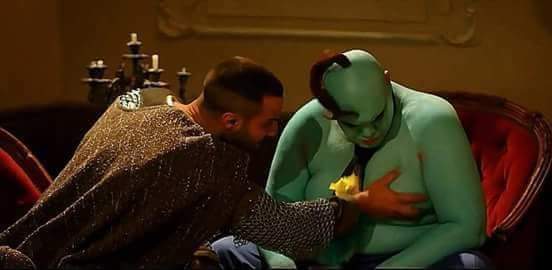 انتي عندك كام سنه ؟
= 18 🙈
_ لا الكراش شايف شغله كويس 😂