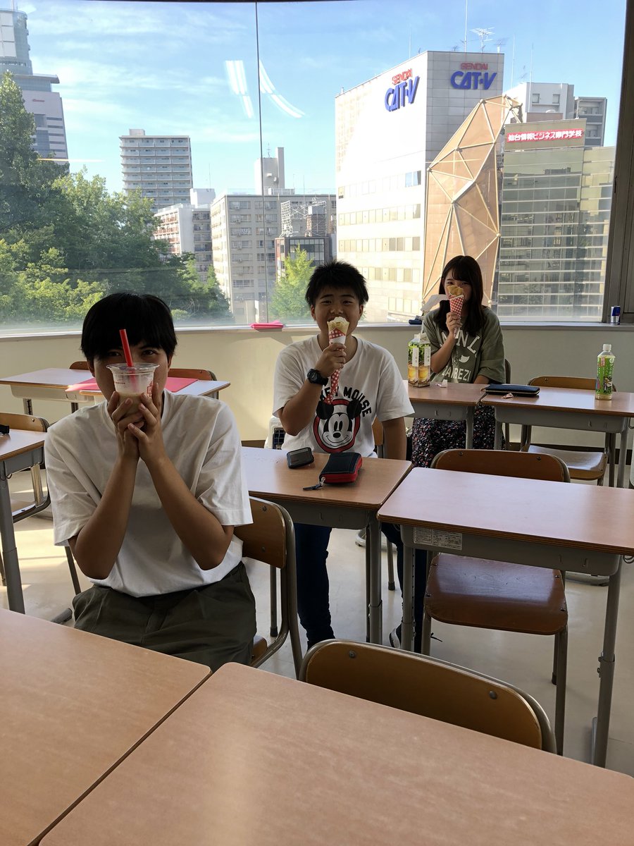 公式 仙台総合ペット専門学校ツイッター 可愛い 小春 シェルティ と 可愛い おはぎ プードル と 可愛い星さん 仲良く座っていたので そして 放課後はクレープ屋さんでオヤツを買い教室で涼みながら食す 笑 菅原学園 仙台総合