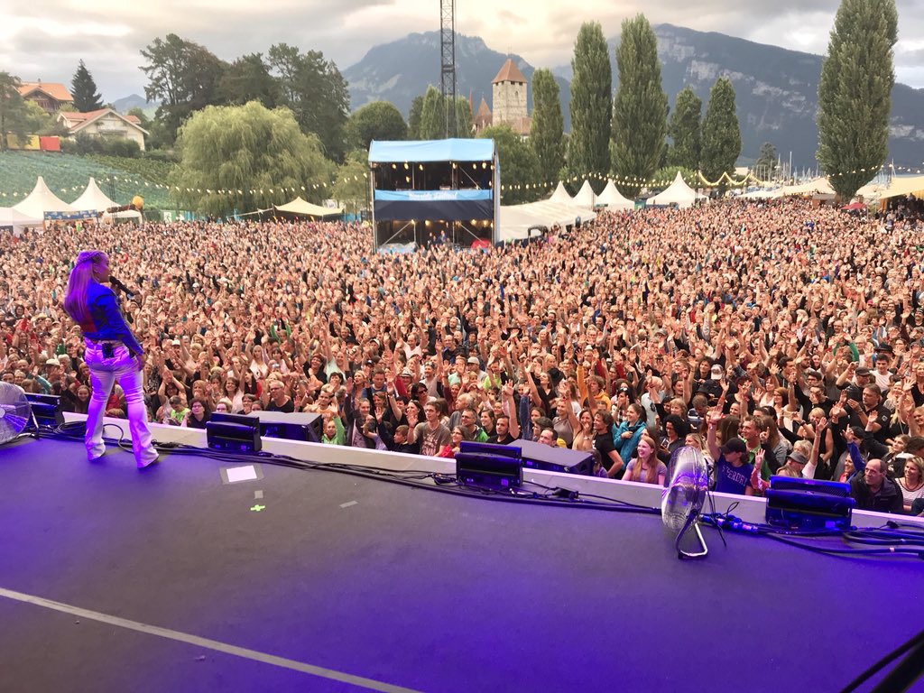 barneydrums's tweet photo. Amazing welcome for @AnastaciaMusic yesterday at @SeasideCH 🇨🇭
#EvolutionTour2018 #SeasideFestival https://t.co/ZBMPKC8lxS