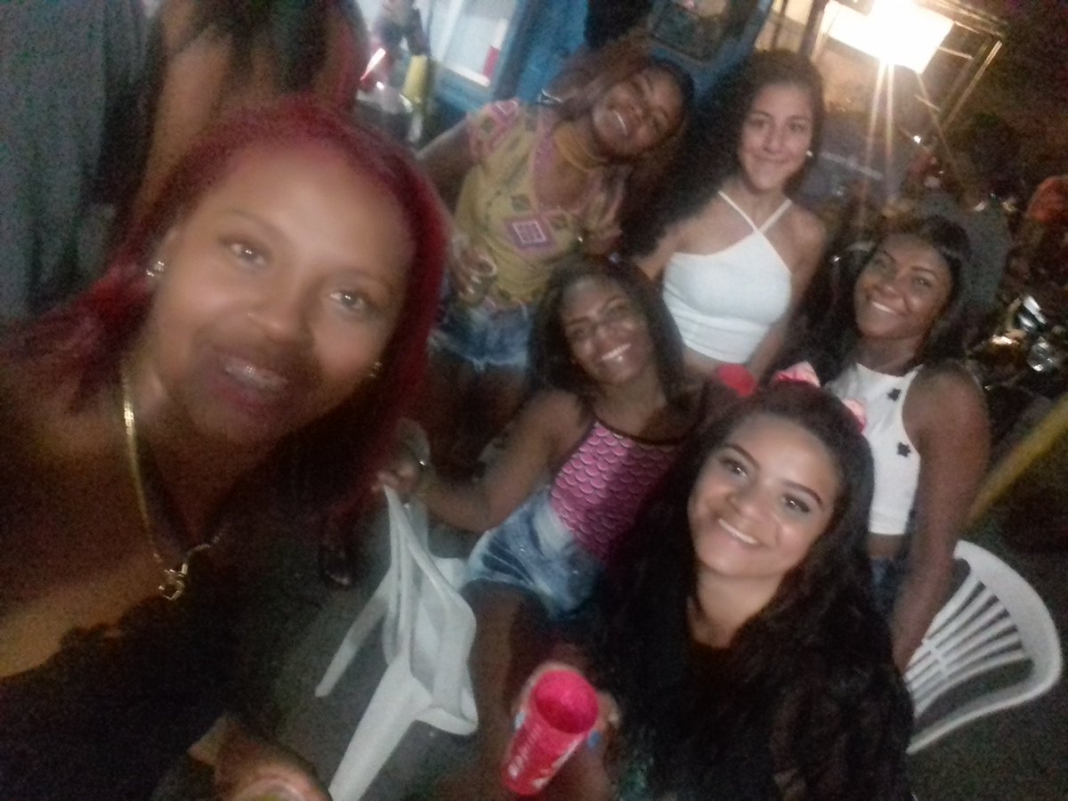 pxlyce's tweet photo. Quebradeira firme com elas💃😜 https://t.co/4un1easKJk