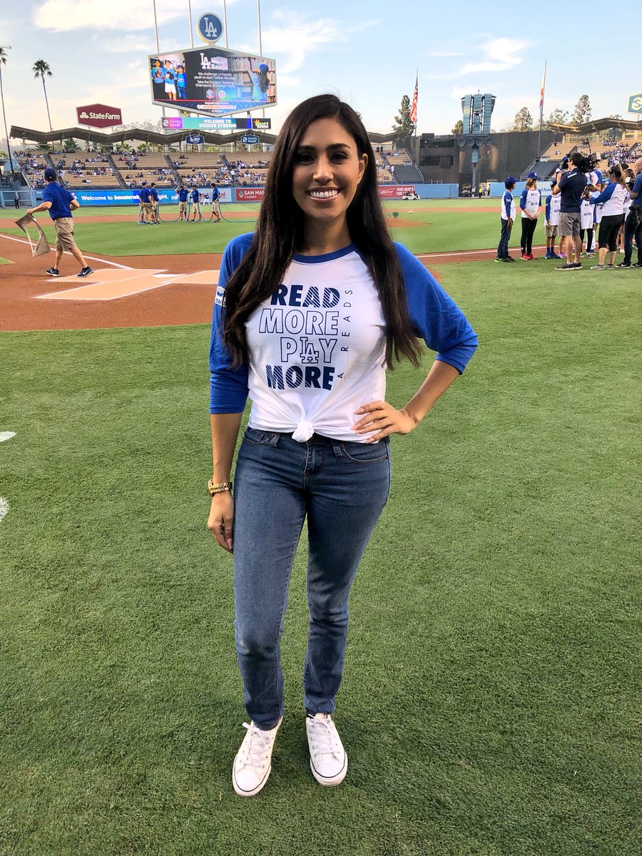 Happy to support the @DodgersFdn and #LAReads tonight! 📚⚾️
Im #CurrentlyReading “The Graveyard Book” by Neil Gaiman
🗣 Got any good book recommendations??