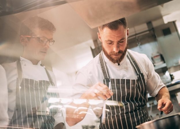 FoodandSens's tweet photo. Brèves des @FoodandSens - #PierreMaillet – D’après #LGTDM le chef de cuisine du restaurant gastronomique du Hameau Albert 1er dans les Alpes passe la main à son second #DamienLeveau !
https://t.co/uhEh9oKI0h https://t.co/o9I6wu4J9y