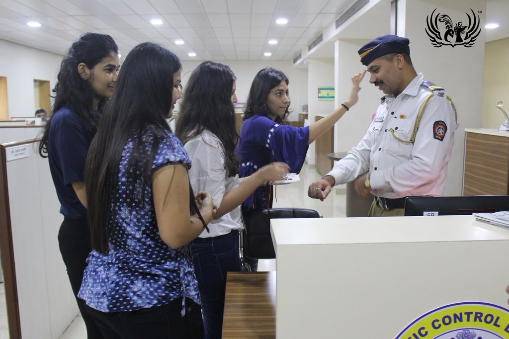 Mithibaikshitij's tweet photo. Mithibai Kshitij celebrated 'Suraksha Bandhan' with Jt. Commissioner of Traffic Police Mr. Amitesh Kumar and thanked Mumbai police for their untiring service and tied rakhi to police officials. @MumbaiPolice #surakshabandhan https://t.co/DN0915vfvX