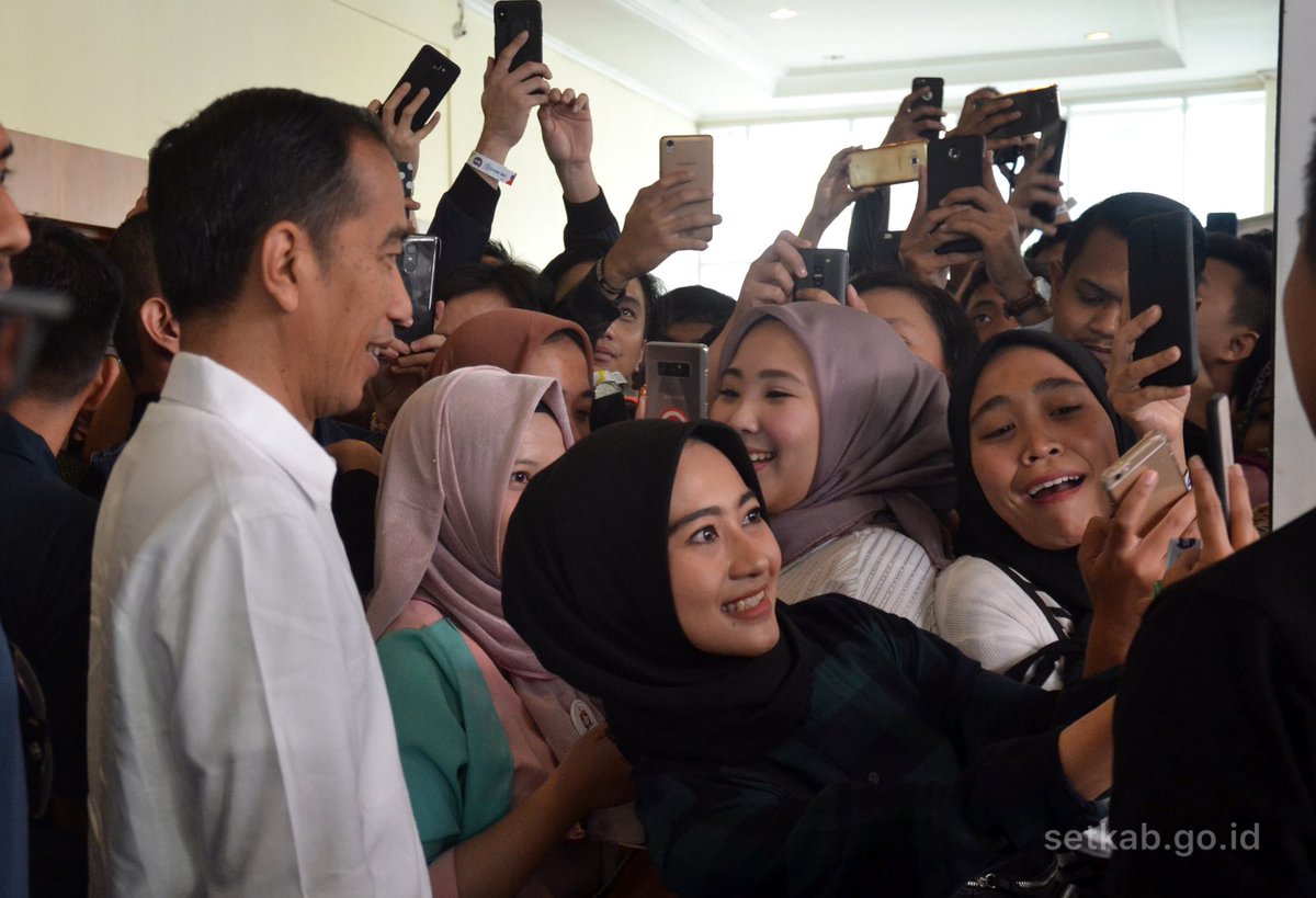 Sekretariat Kabinet (@setkabgoid) on Twitter photo Dalam Young on Top National Conference 2018 (25/8), Presiden <a href="/jokowi/">Joko Widodo</a> menyampaikan,anak muda Indonesia harus bisa bersaing dgn anak muda dari negara lain tapi peluangnya harus dibuka, ada keterbukaan. Ia mengingatkan, semua anak muda harus bisa mengakses kesempatan-kesempatan itu. Dalam Young on Top National Conference 2018 (25/8), Presiden <a href="/jokowi/">Joko Widodo</a> menyampaikan,anak muda Indonesia harus bisa bersaing dgn anak muda dari negara lain tapi peluangnya harus dibuka, ada keterbukaan. Ia mengingatkan, semua anak muda harus bisa mengakses kesempatan-kesempatan itu.