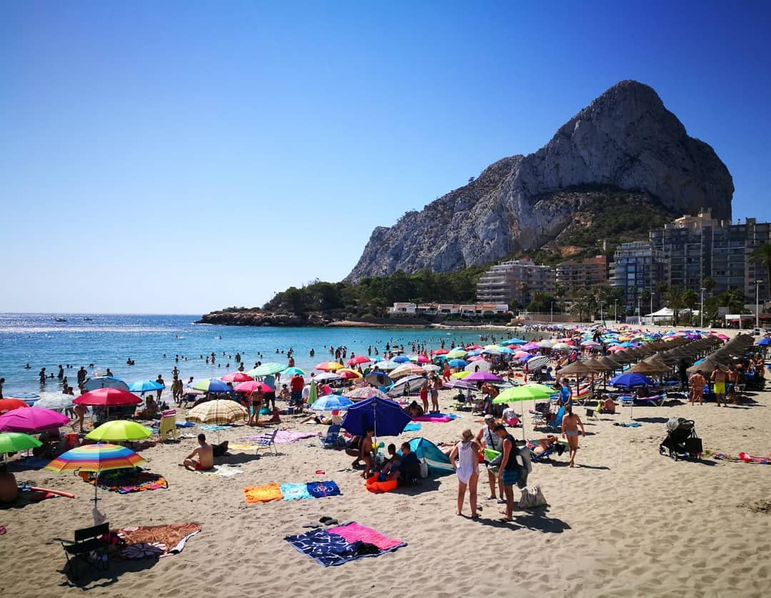 Todavía le quedan días de playa al verano en #Calpe.
📷 @calpeturismo 
#cookbookhotel #hotelgastro #holidays #beach #ifach