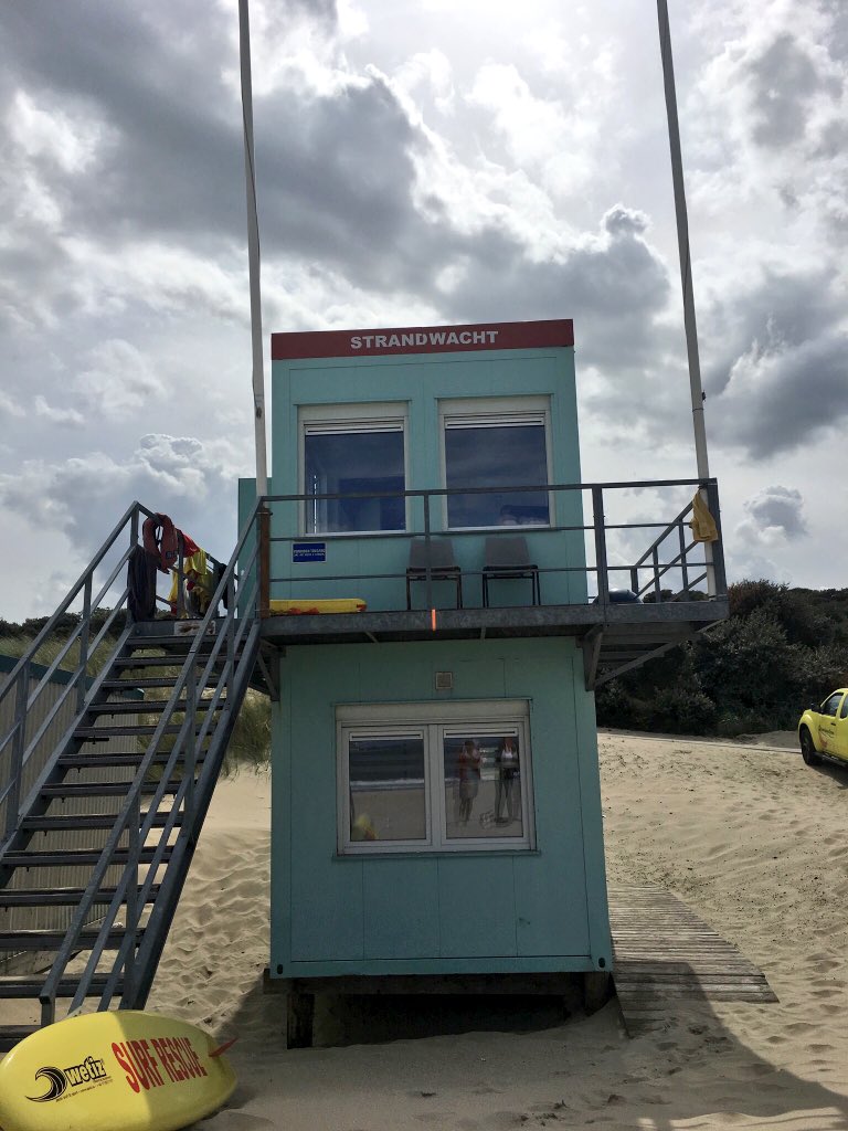 MargaVermue's tweet image. Deze zomer de 5 strandposten bezocht @gemsluis ; gisteren de laatste, @Strandpost60 Ze houden de veiligheid van onze bezoekers aan het strand in de gaten en zijn een vraagbaak voor onze gasten. Gesproken over hun ervaringen. Chapeau! En...tegelijk genoten van een mooi uitzicht.