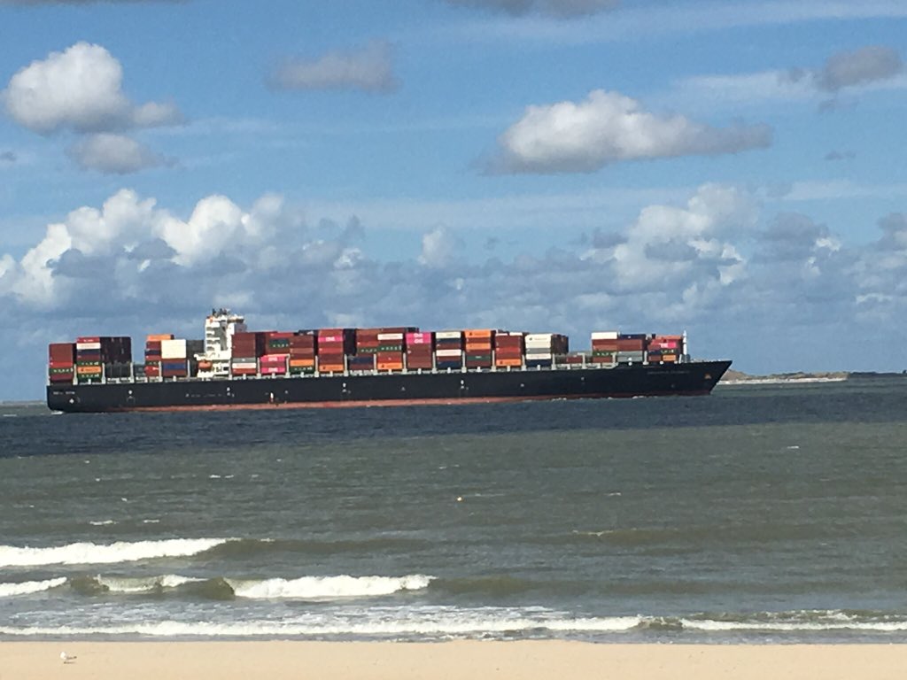 MargaVermue's tweet image. Deze zomer de 5 strandposten bezocht @gemsluis ; gisteren de laatste, @Strandpost60 Ze houden de veiligheid van onze bezoekers aan het strand in de gaten en zijn een vraagbaak voor onze gasten. Gesproken over hun ervaringen. Chapeau! En...tegelijk genoten van een mooi uitzicht.