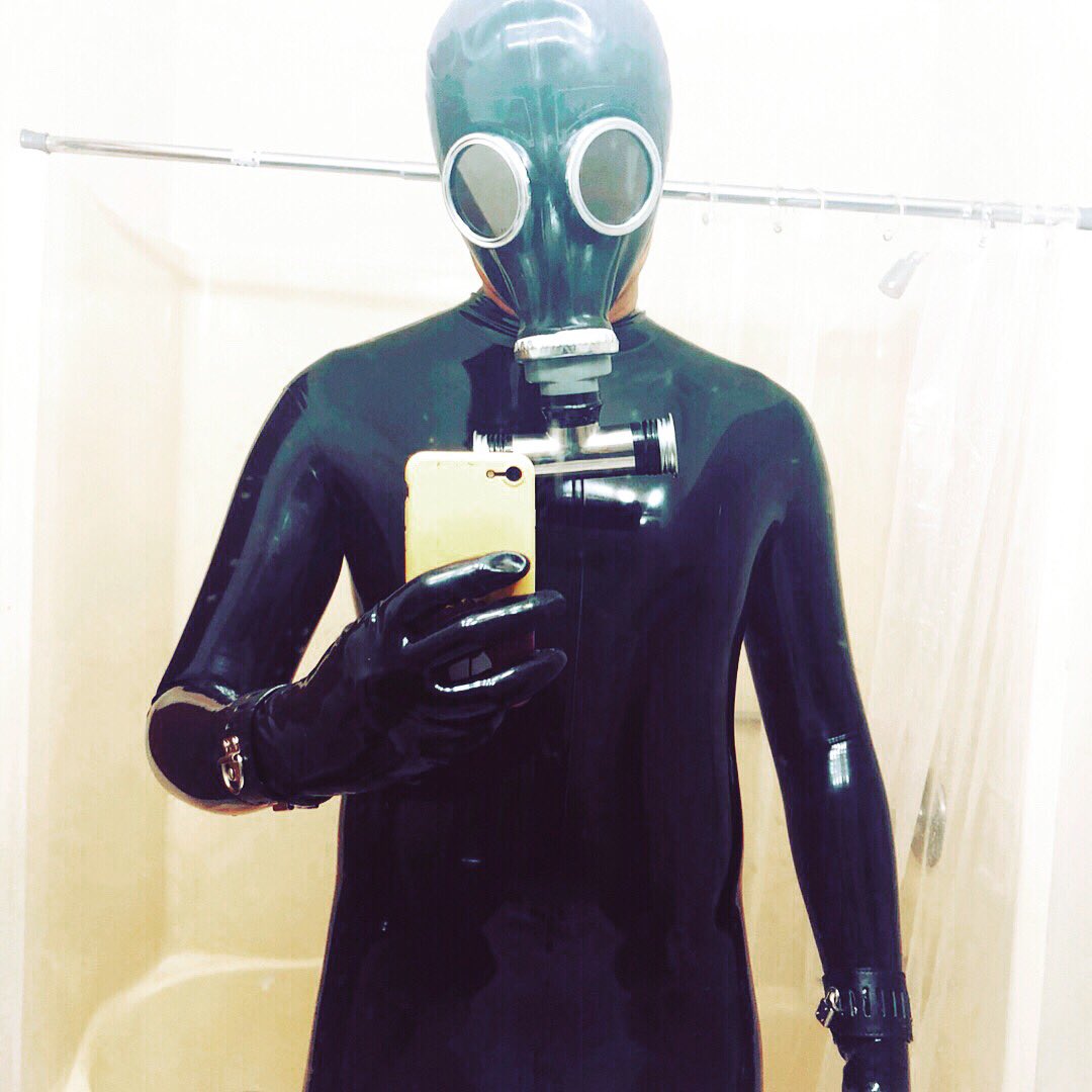 Latex_FZKLP's tweet photo. Rare chance of dressing up when roommates are not around...
#latexfetish #Catsuit #乳胶衣 #胶衣 https://t.co/yNh26N0X5c