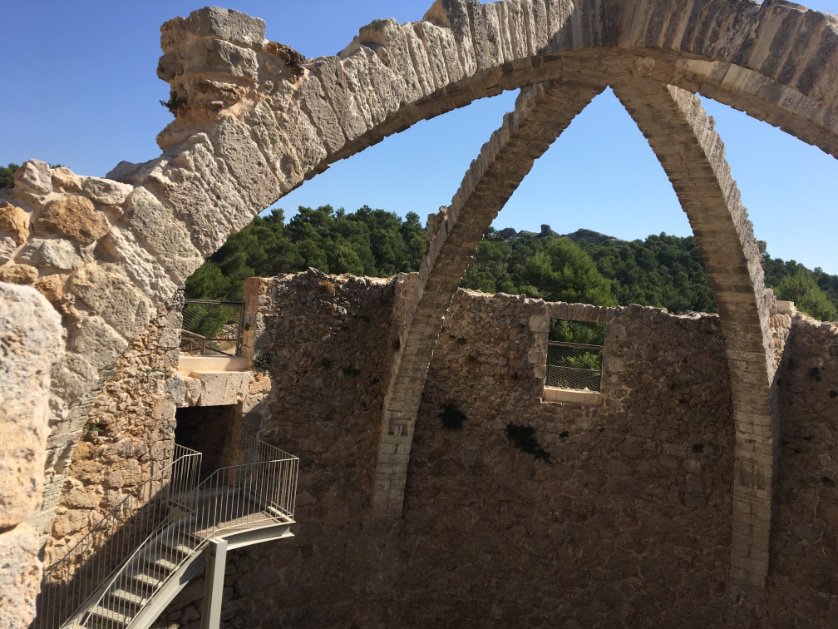 JMSepulcre's tweet photo. #summerofmaths #Geometría La Cava Gran de Agres, en la sierra de Mariola, es un nevero o pozo de nieve construido a mediados del s. XVIII. La estructura de su cubierta es una bóveda de crucería apuntada, formada por 6 semiarcos. Se trata de un bien cultural protegido.@iuma_unizar https://t.co/vatAD8CMtq