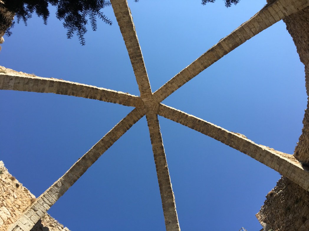 JMSepulcre's tweet photo. #summerofmaths #Geometría La Cava Gran de Agres, en la sierra de Mariola, es un nevero o pozo de nieve construido a mediados del s. XVIII. La estructura de su cubierta es una bóveda de crucería apuntada, formada por 6 semiarcos. Se trata de un bien cultural protegido.@iuma_unizar https://t.co/vatAD8CMtq
