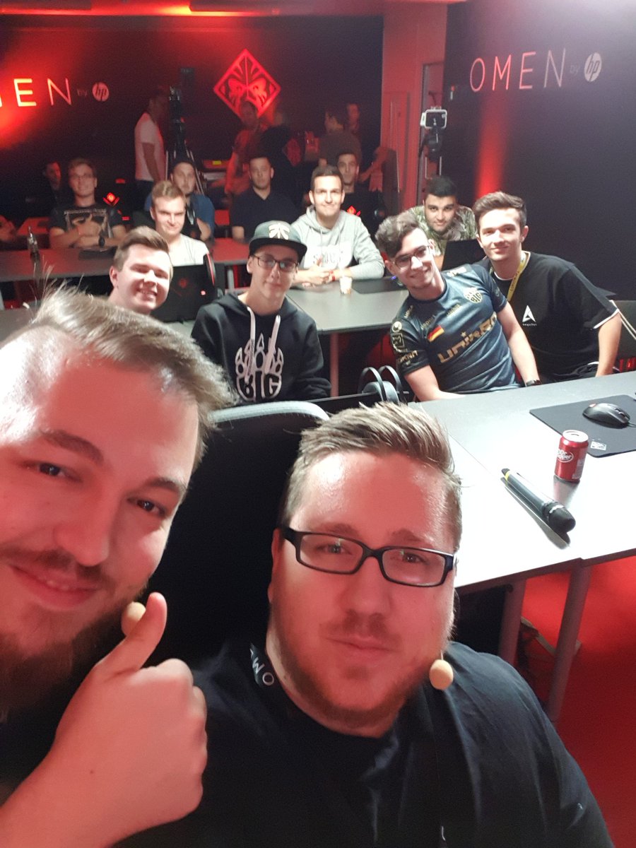 Der Unterricht geht gleich los. <a href="/gobelante/">Fatih 'gob b' Dayik</a> und ich sind endlich auf der anderen Seite der Klasse ;-).