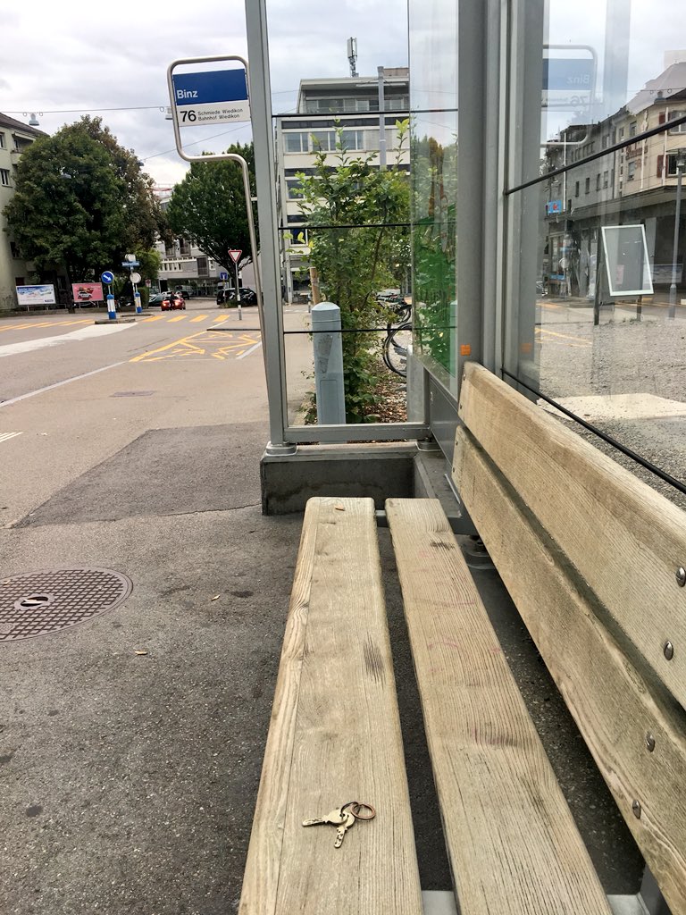 Please share! Wer hat seinen Hausschlüssel bei der Bushaltestelle Binz verloren?  #gefunden #fundbüro #binz #zürichbinz