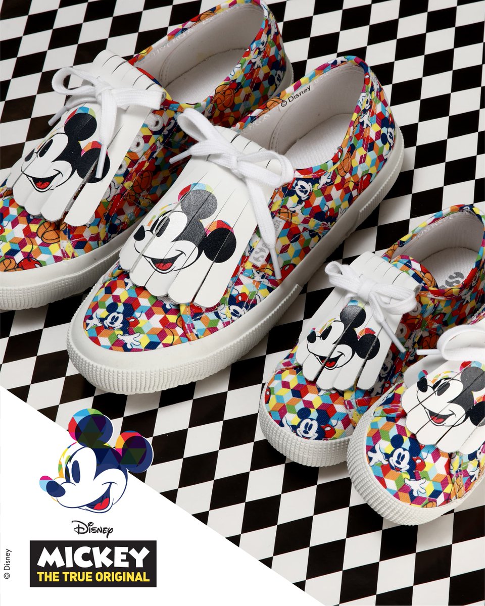 Para l@s chic@s más románric@s: introduce las mules de Minnie con la parte superior satinada. ¡Dale un toque de alegría a tu look!