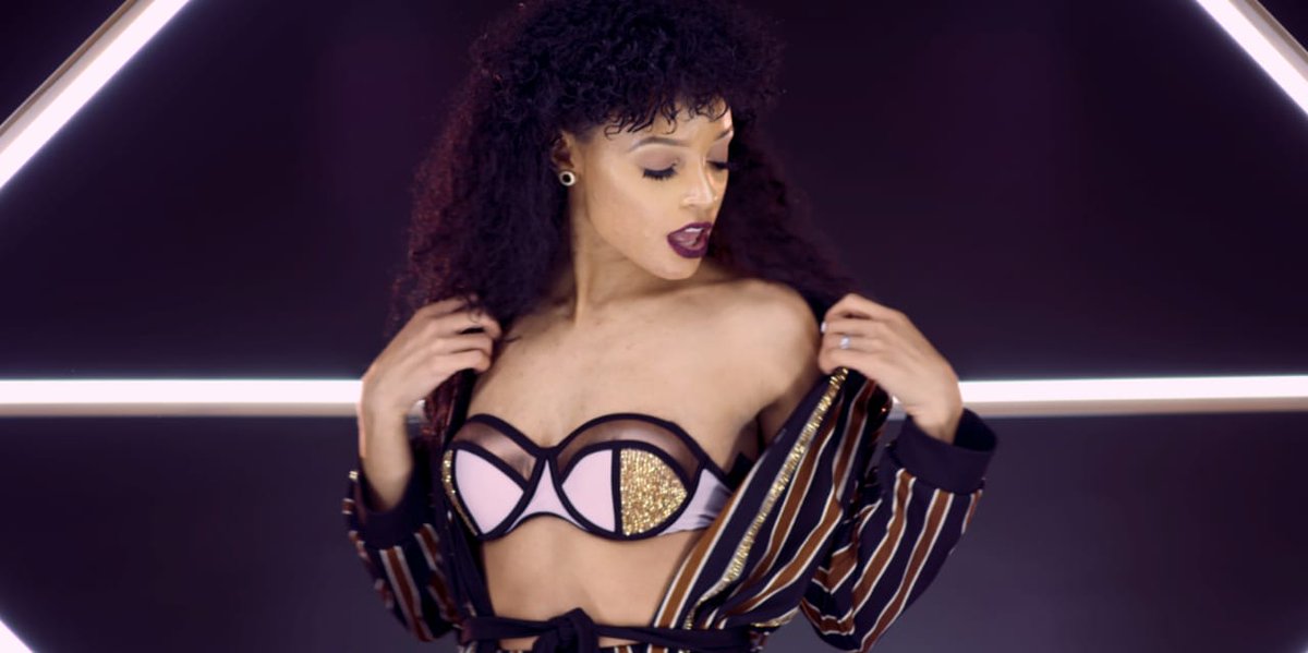 IamVuvu710's tweet photo. Guys @JustRobyn1 on the #SheLikeItVideo  💃💃

https://t.co/B1H7AlNFkG