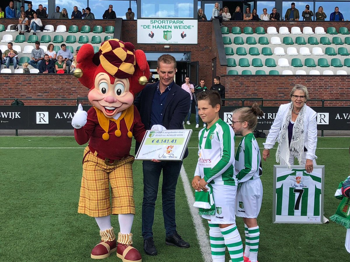 AchillesVeen's tweet photo. Vandaag is de Kick-Off dag voor de jeugd van Achilles Veen! Nieuwe tenues met Villa Pardoes achterop en een prachtige cheque overhandigd! https://t.co/MOEfvDnSHn