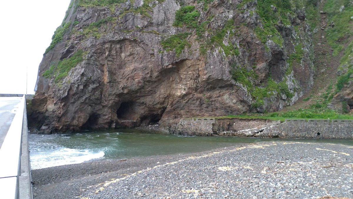 kumacon's tweet photo. R336②
幌満トンネル
…を旧道側から眺めてたら、なんか崖沿いにも道が。。。
旧々道?
石垣の崩れた奥に、また別の石垣が。。。
旧々々道??
素堀の隧道といい、奥が深すぎた😭
#R336 #旧道 https://t.co/6iOCQ4C4c4