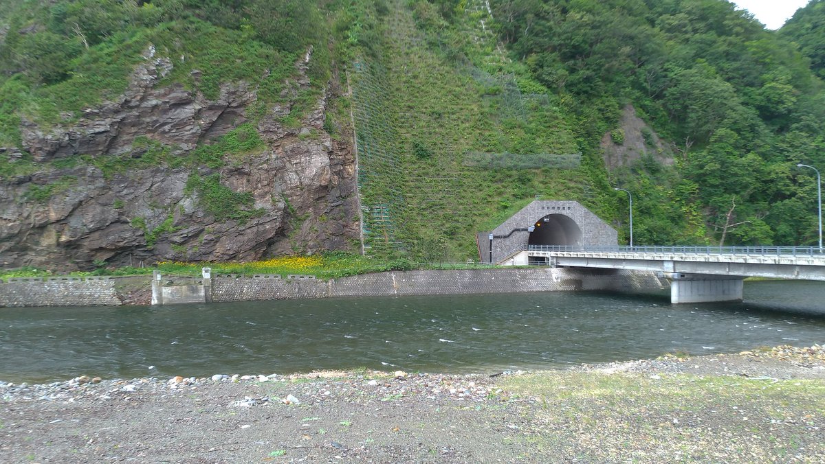 kumacon's tweet photo. R336②
幌満トンネル
…を旧道側から眺めてたら、なんか崖沿いにも道が。。。
旧々道?
石垣の崩れた奥に、また別の石垣が。。。
旧々々道??
素堀の隧道といい、奥が深すぎた😭
#R336 #旧道 https://t.co/6iOCQ4C4c4