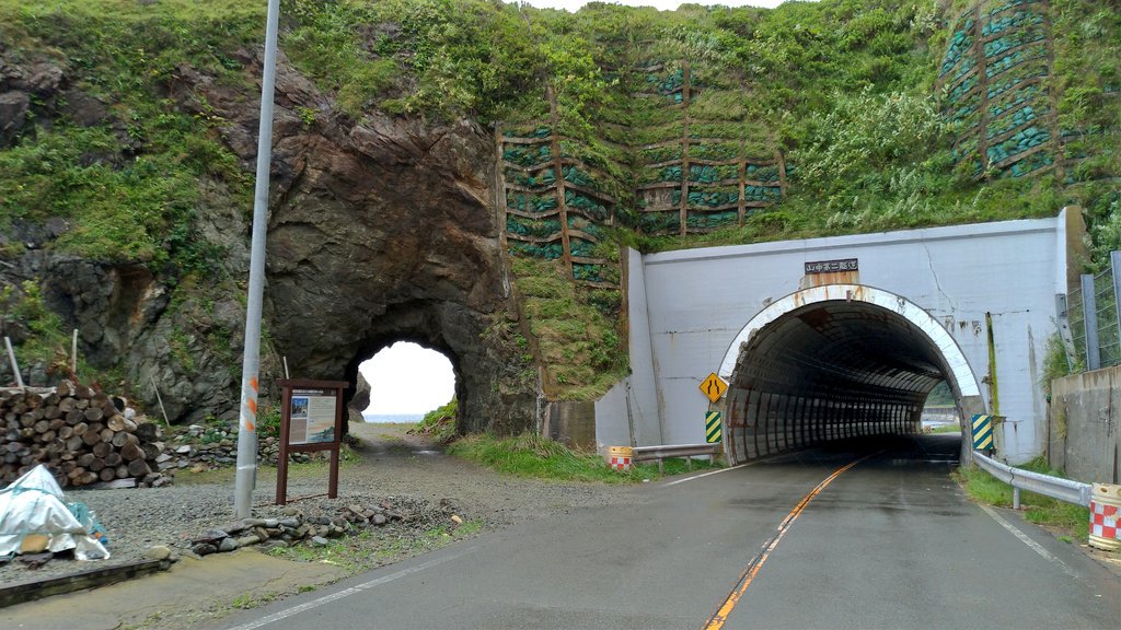 kumacon's tweet photo. R336③
時空を超える3時代(昭和、大正、明治)のトンネル
大正トンネルの味わい深さ。。。
トンネルを抜けた先は…道と言うか只の海岸。
#R336 #旧道 https://t.co/X16OpjzrpW
