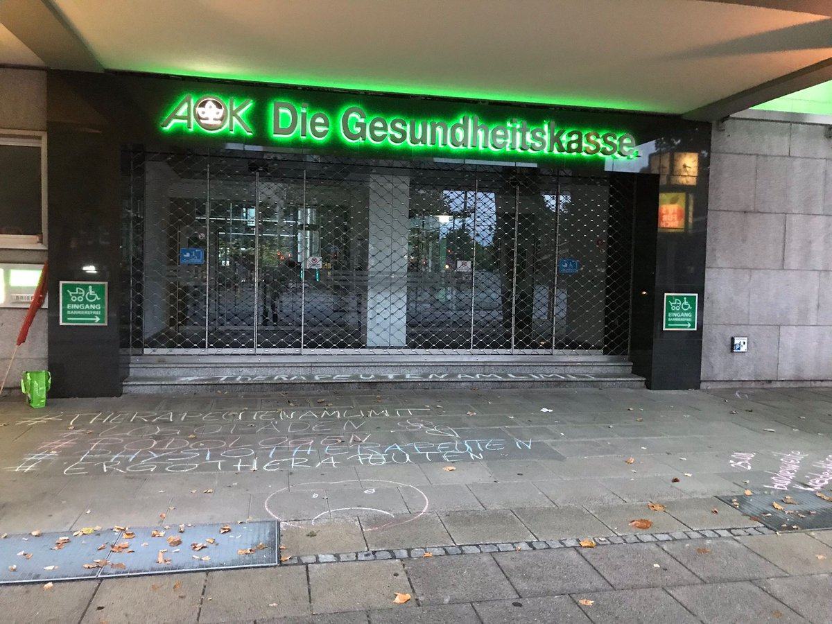 PhysioHP's tweet photo. RT: TamL2018: Therapeuten am Limit Kreideaktion 2018
In annähernd 100 Städten kreiden Therapeuten an: "Wir sind am Limit"! https://t.co/iBBJ85eimu #ohnemeinenphysiotherapeuten #tourdeSpahn #therapeutenAmLimit