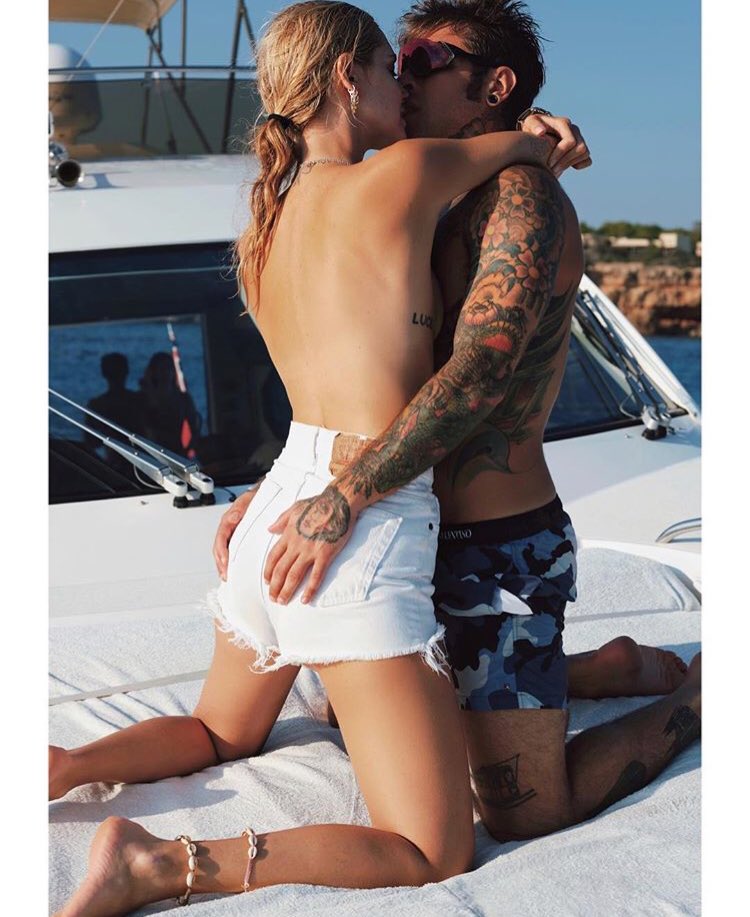 lucesilverhawk's tweet photo. sí, @ChiaraFerragni é una mamma, é una futura sposa e moglie ma soprattutto é padrona del suo corpo e se lei si sente a suo agio in topless o nuda e fa delle foto artistiche sono affari suoi. focalizzatevi sull’amore rappresentato nella foto, siate maturi e portate rispetto! https://t.co/esiQnriK1E