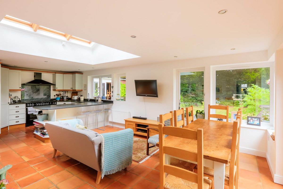 NorwichChewtonR's tweet image. Amazing space in this family house with 2 large reception rooms and separate studio space in the mature gardens. Great school catchments. Don't hesitate, call the team at  #ChewtonRose on 01603 622017
#ThorpeStAndrew  #Norwich