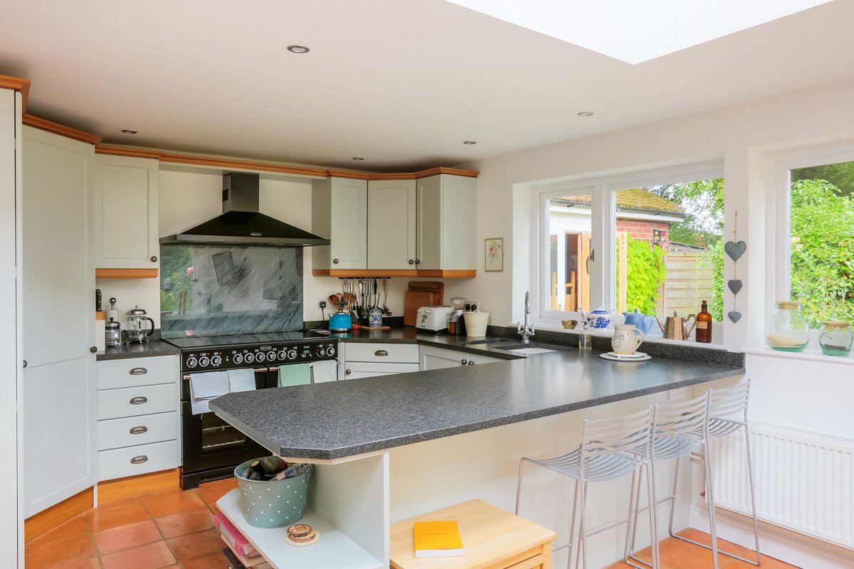 NorwichChewtonR's tweet image. Amazing space in this family house with 2 large reception rooms and separate studio space in the mature gardens. Great school catchments. Don't hesitate, call the team at  #ChewtonRose on 01603 622017
#ThorpeStAndrew  #Norwich