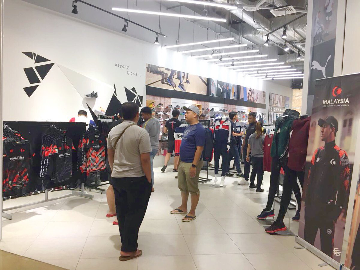 mysemuanyabola's tweet photo. Keadaan terkini di #MerdekaFiesta yang sedang berlangsung di Exchange Store, e-Curve, Mutiara Damansara.

ExChange Store ni kedai fizikal kepada SBX, tau!

Fiesta jualan ini akan berlangsung sehingga malam ini jam 10 malam. Jumpa anda di sana!

#MerdekaFiesta #Sale #Merdeka https://t.co/gDbAM8jDGY