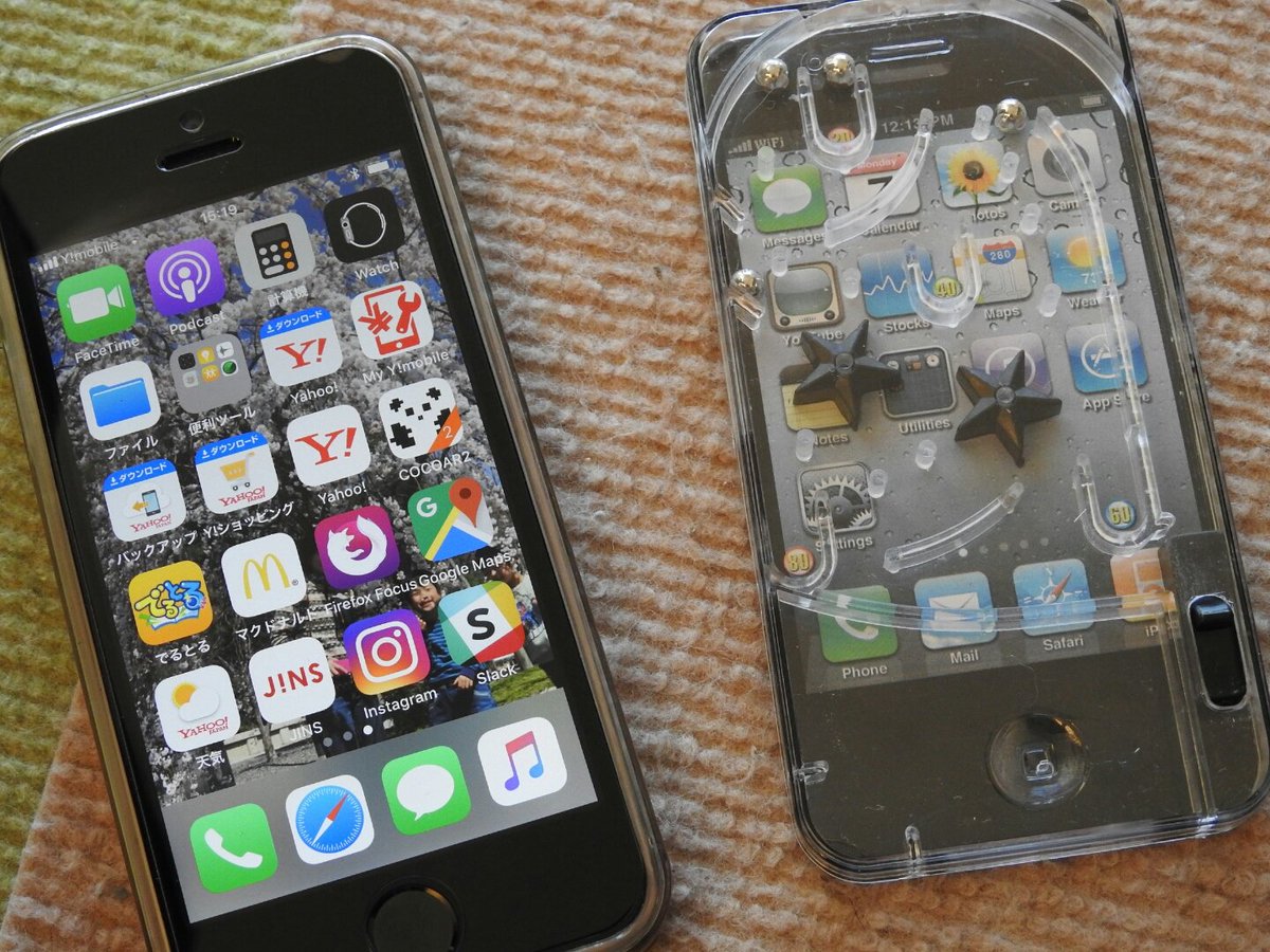 たつのお とし子 Apple京都 がオープンしたそうで お父さんの記念シールを真似しておもちゃのiphoneみたいなやつに りんごシールを貼った息子