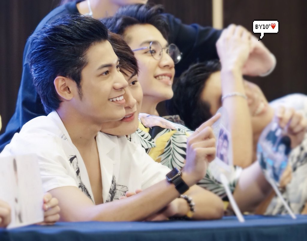 __10Degrees's tweet photo. 20180825
Wuxi FM singtokrist preview 4p💕

Warm shoulders
@stjinx_maya  @kristtps 
#perayaofficial #SingtoKrist 
#SingtoPrachaya #KristPerawat https://t.co/reiqy2JBaM