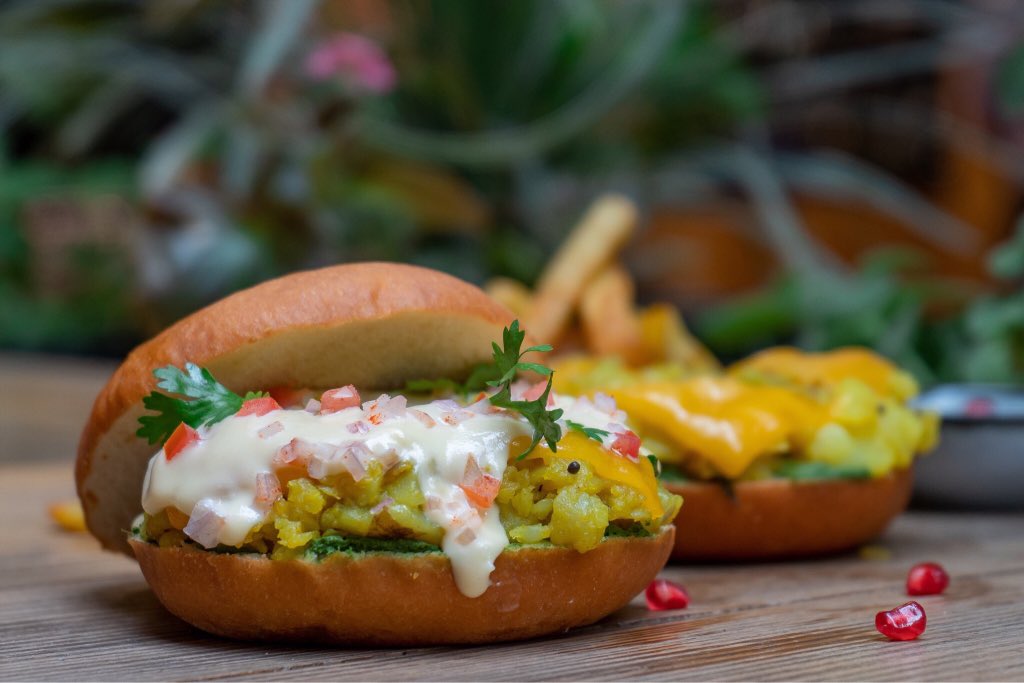 212AllGood's tweet photo. The Bombay Masala Do’ Burger is our take on city’s most popular dish. Toasted brioche with onion tomato kachumbar, spiced sweet potato and cheddar melt, this burger is the answer to your toastie cravings.
#BestBurgersEver
#BBE #PhoenixMills #212AllGood #AllGoodAt212 https://t.co/kwN4YV5xNz
