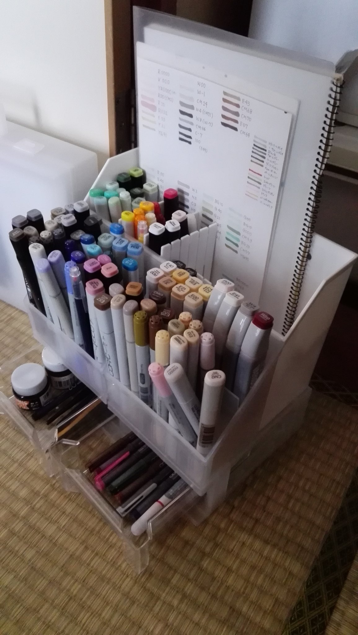 画像 引越しから漸くコピック収納が落ち着いた ﾉ W ﾉ安さと使い易さで色々探した結果 セリアのデスクラボシリーズの組み合わせ ダイソー仕切板使って総額648円の収 Matomehub まとめハブ