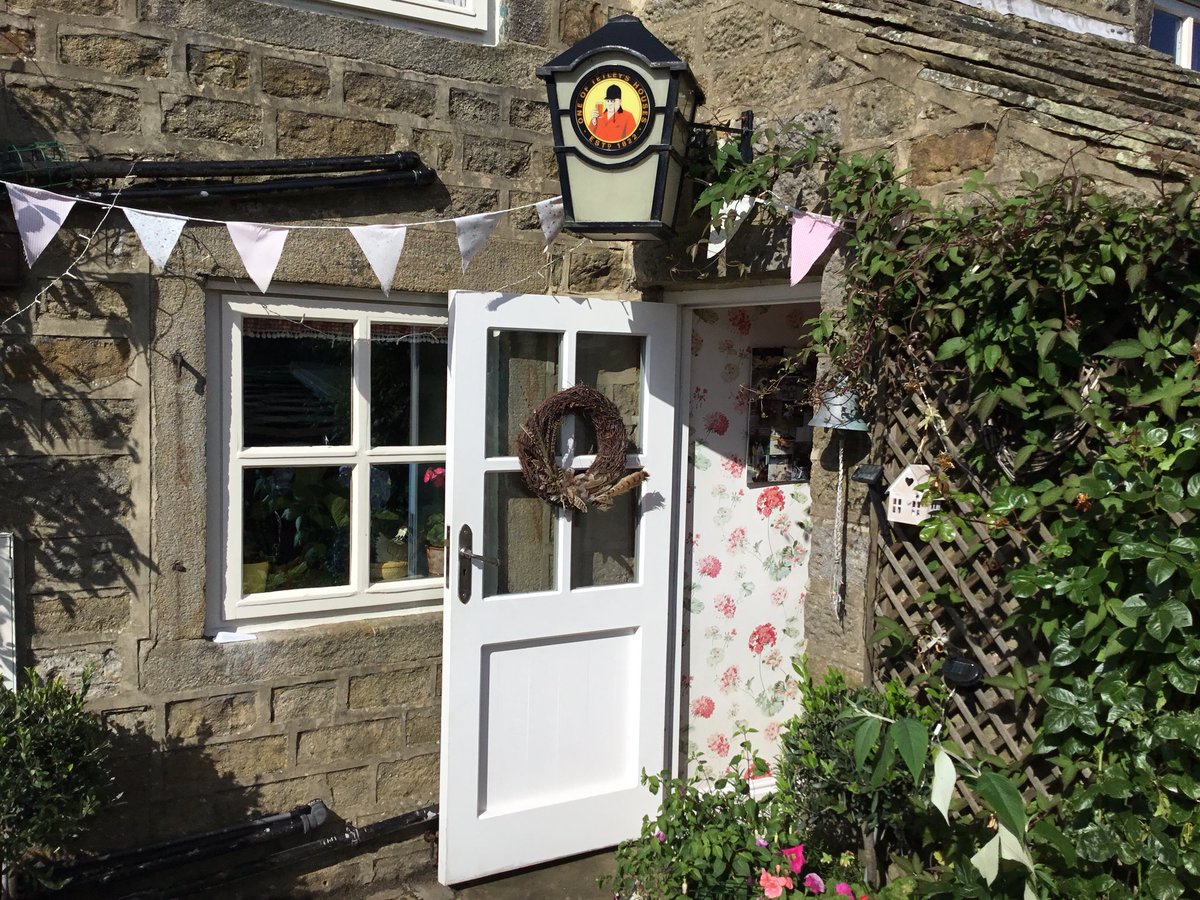 juliatetley's tweet photo. Sun is out!! Warming up a touch......yay!! #flowers #theresthatdogagain #madspaniel #home #sun #Augustsunshine #beencold #blueskies #bunting #garden #lovemygarden https://t.co/YqXXjcbuXR