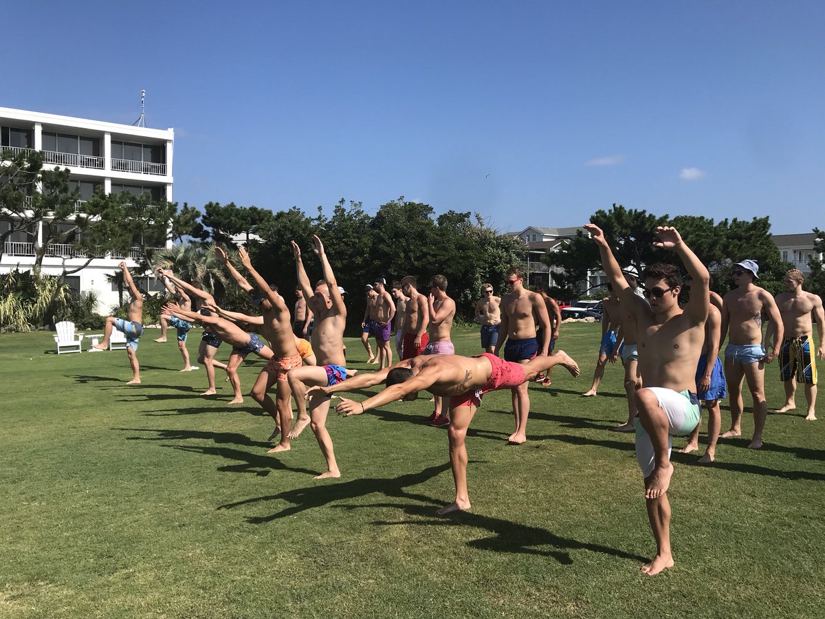 The PACK has arrived in Wilmington. We’re getting the day started off on the right foot with a dynamic warmup led by @felipeedulopes!